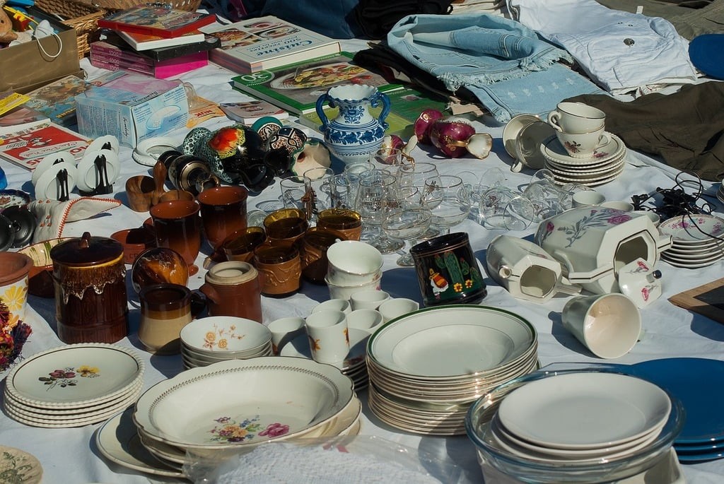 Comment Créer un Stand Réussi dans un Vide-Grenier : De l'inscription à la Vente