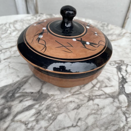 Pot en terre peint avec couvercle