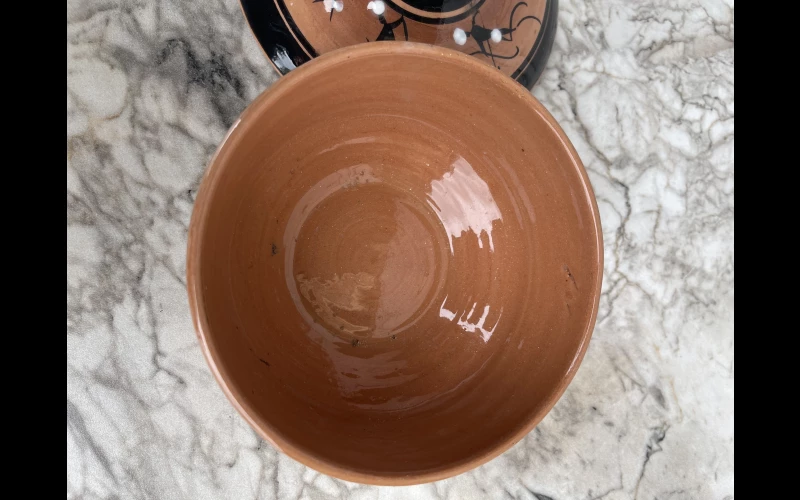 Pot en terre peint avec couvercle