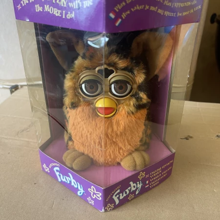 Furby dans sa boîte