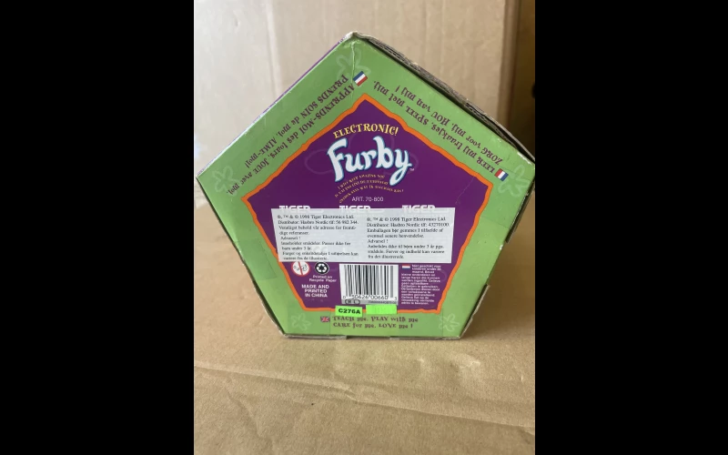 Furby dans sa boîte