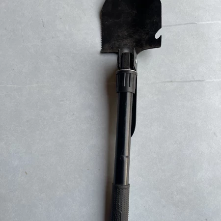 Mini pelle pliante en métal noir