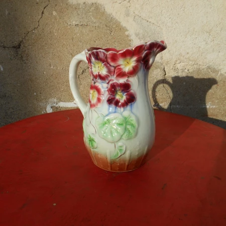 Pichet en barbotine du nord de la France à décor fleuri broc_du_sud
