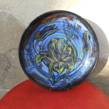 Grand plat en #céramique à décor de #fleurs peint à la main. broc_du_sud